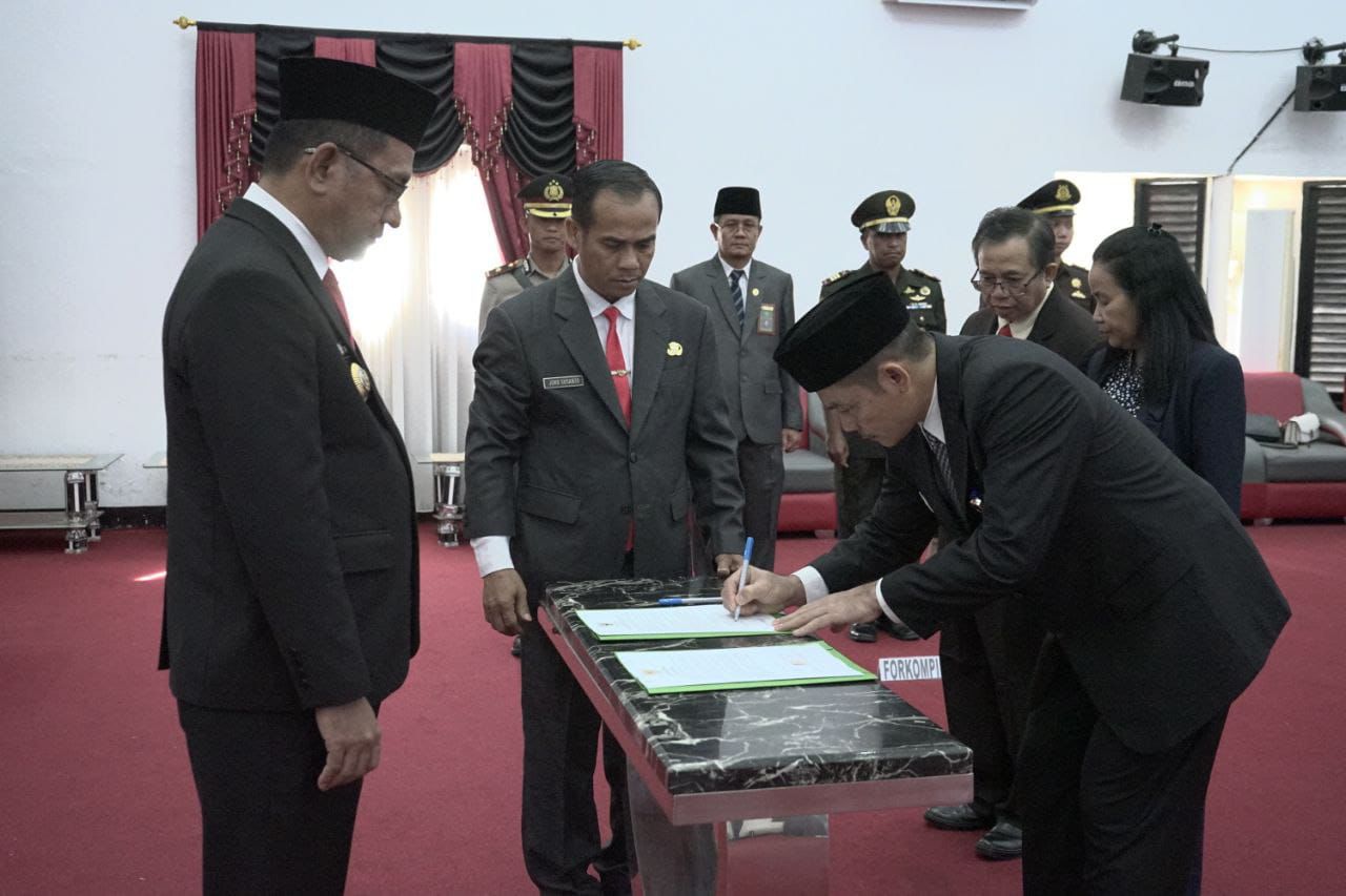 Gutmen  Lantik Penjabat Sekretaris Daerah Kabupaten Landak