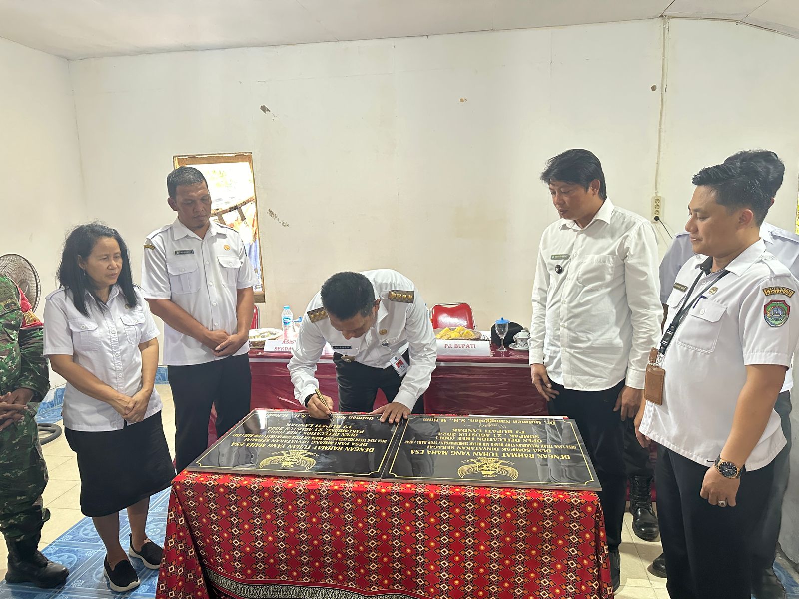 Gutmen  Tandatangani Prasasti Deklarasi ODF di Desa Anik Dingir dan Pakumbang
