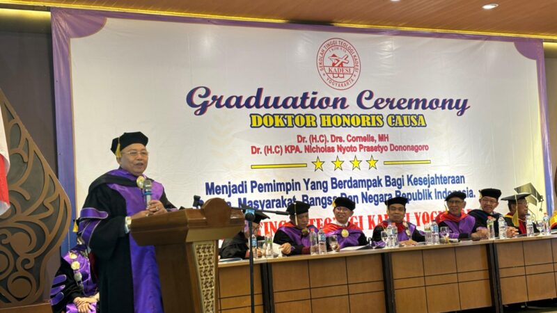 Cornelis Terima Gelar Doktor Honoris Causa