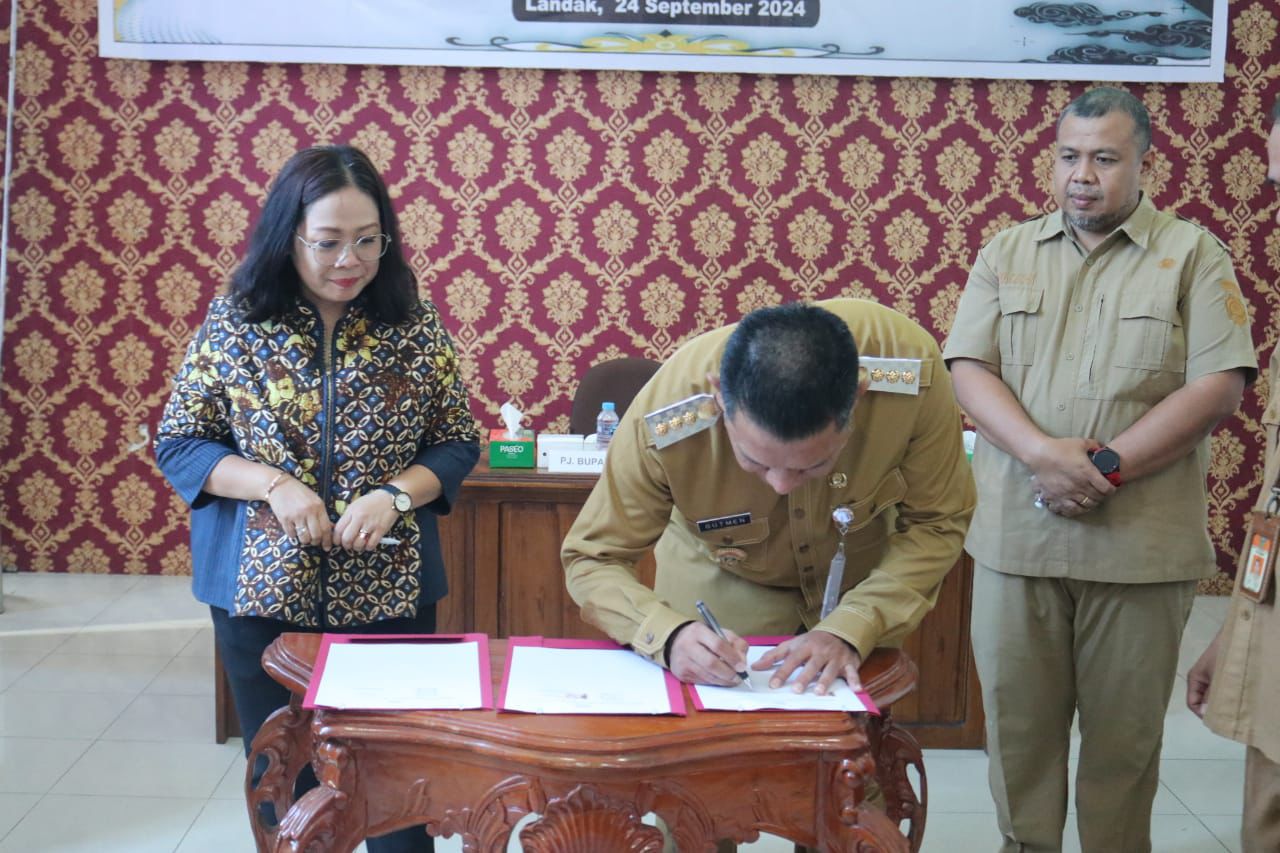 Gutmen Memberi Arahan Dan Pendatanganan Memorandum Of Understanding MoU Antara Pemda Landak Dengan Yayasan Solidaridad Network Indonesia
