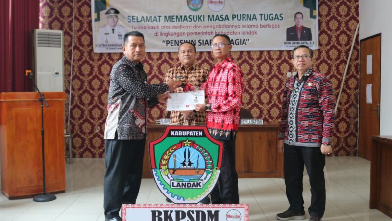 Gutmen  Serahkan SK Pensiun kepada Delapan ASN Tenaga Kependidikan dan Kesehatan