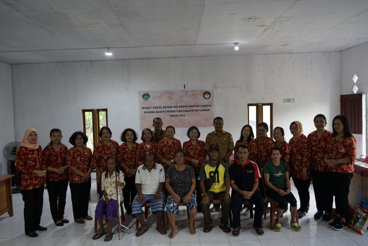 Bakti Sosial di Angan Tembawang, Dharma Wanita Kabupaten Landak Serahkan Bantuan untuk Lansia