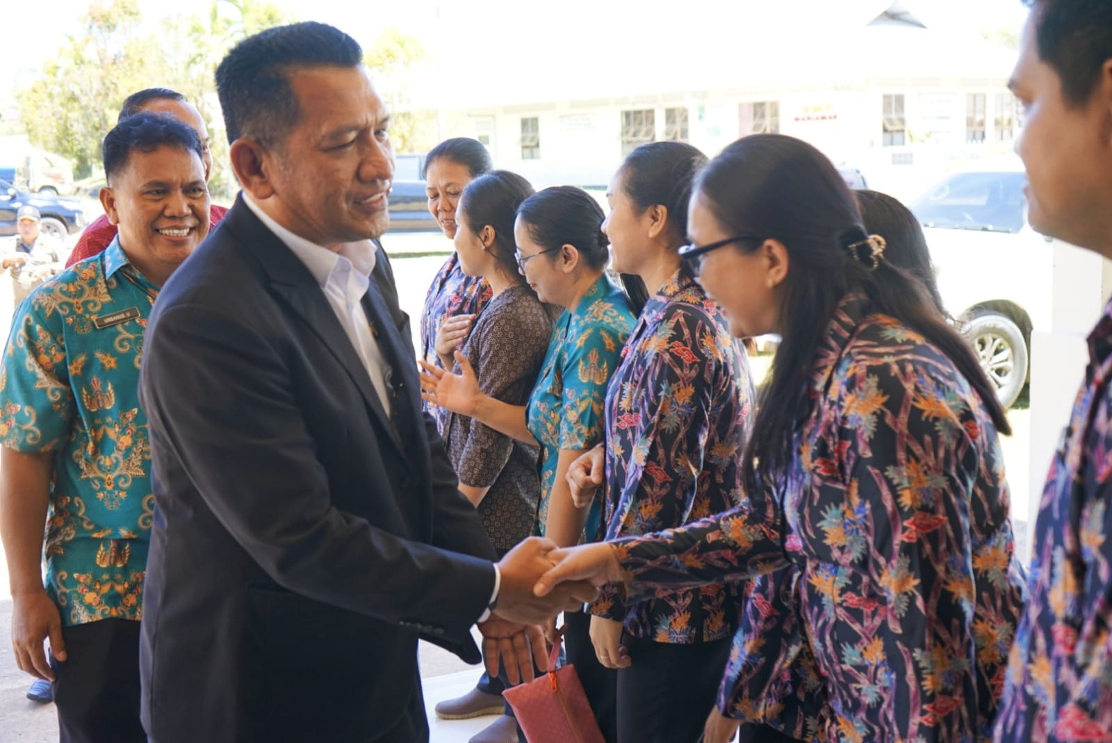 Gutmen. Melaksanakan Kunjungan Kerja Ke SMAN 1 Ngabang dan SMA Maniamas Ngabang