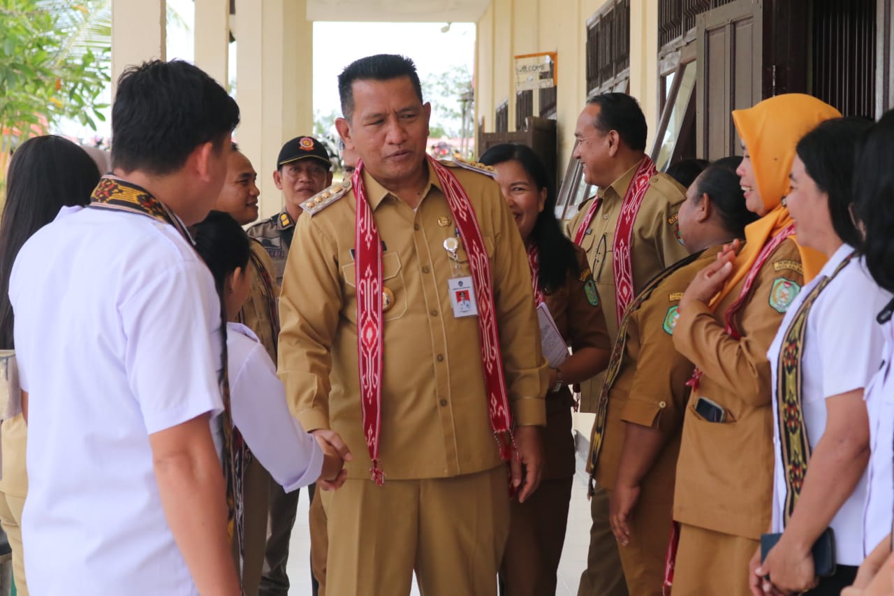 Gutmen Nainggolan Membuka Acara Pentas Seni  dalam Rangka HUT ke-7 SMAN 3 Ngabang