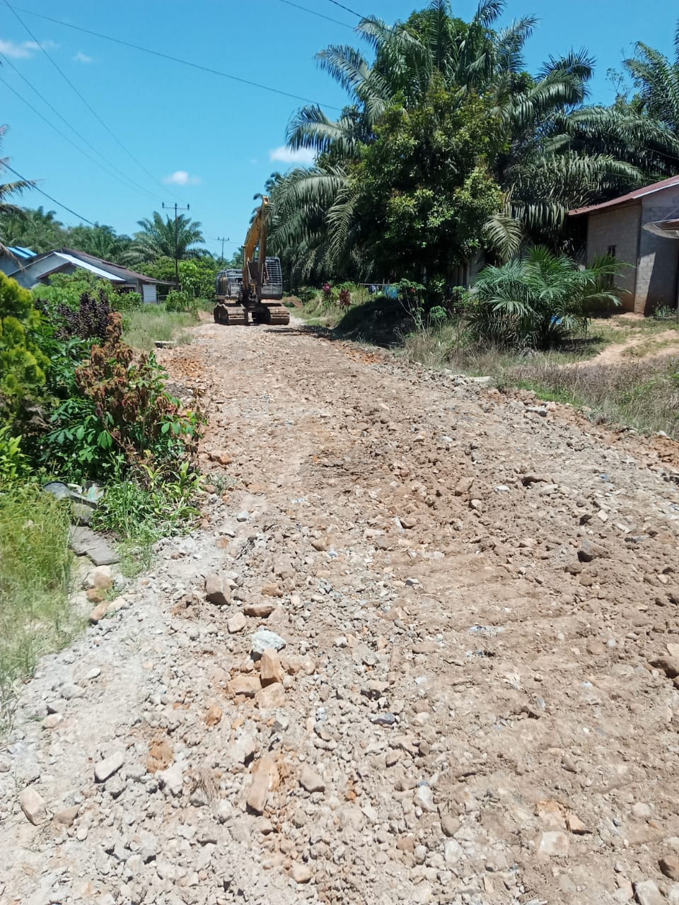 Perbaikan Ruas Jalan Sejirak – Perongkan Berkat Pokir Paulus Subarno, Anggota DPRD dari Partai Hanura