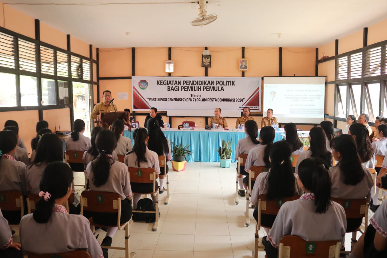 Gutmen Nainggolan Membuka Kegiatan Pendidikan Politik di SMAN 2 Ngabang