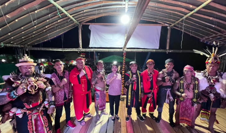 Calon Bupati dan Wakil Bupati Karolin-Erani Hadiri HUT K e-8 Perguruan Budaya Ritual Tambak Baya