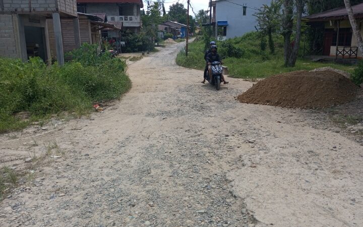 Rusak Parah!, Warga Bukit Taruna Swadaya Perbaiki Jalan