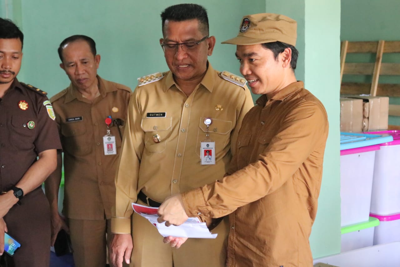 Gutmen Nainggolan Melepas Langsung Keberangkatan Mobil Sosialisasi Keliling ( SOSLING ) Guna Meninjau Gudang Logistik KPU