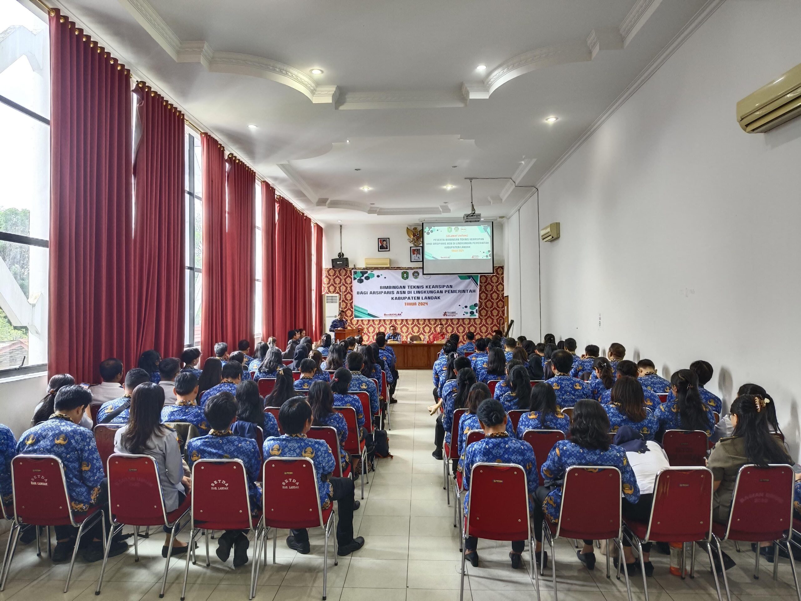 Pj. Sekda Landak Buka Bimtek Kearsipan Bagi Arsiparis