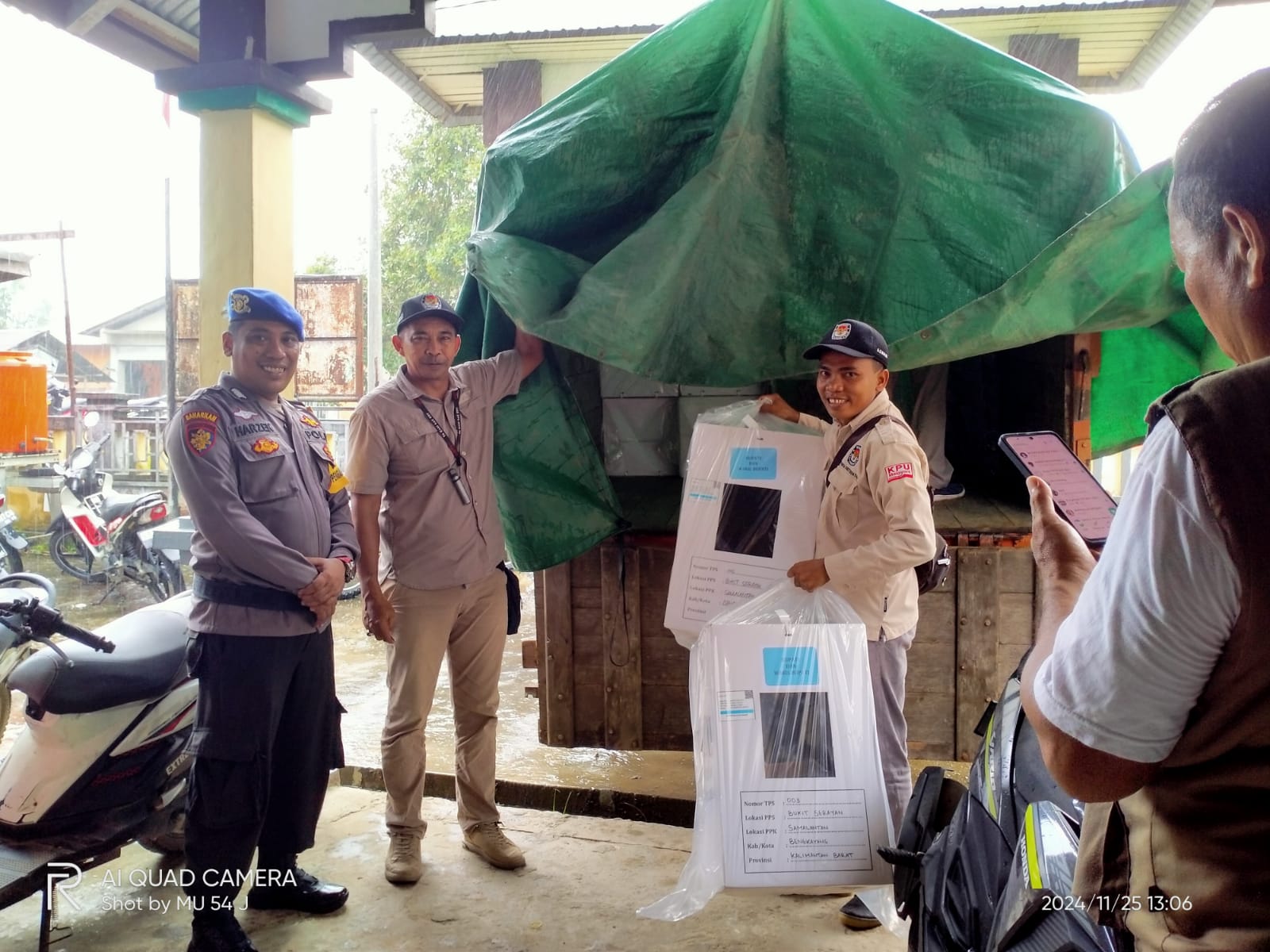 Berjalan Lancar dan Aman, KPUD Bengkayang Salurkan Logistik Pilkada Bengkayang Tahun 2024