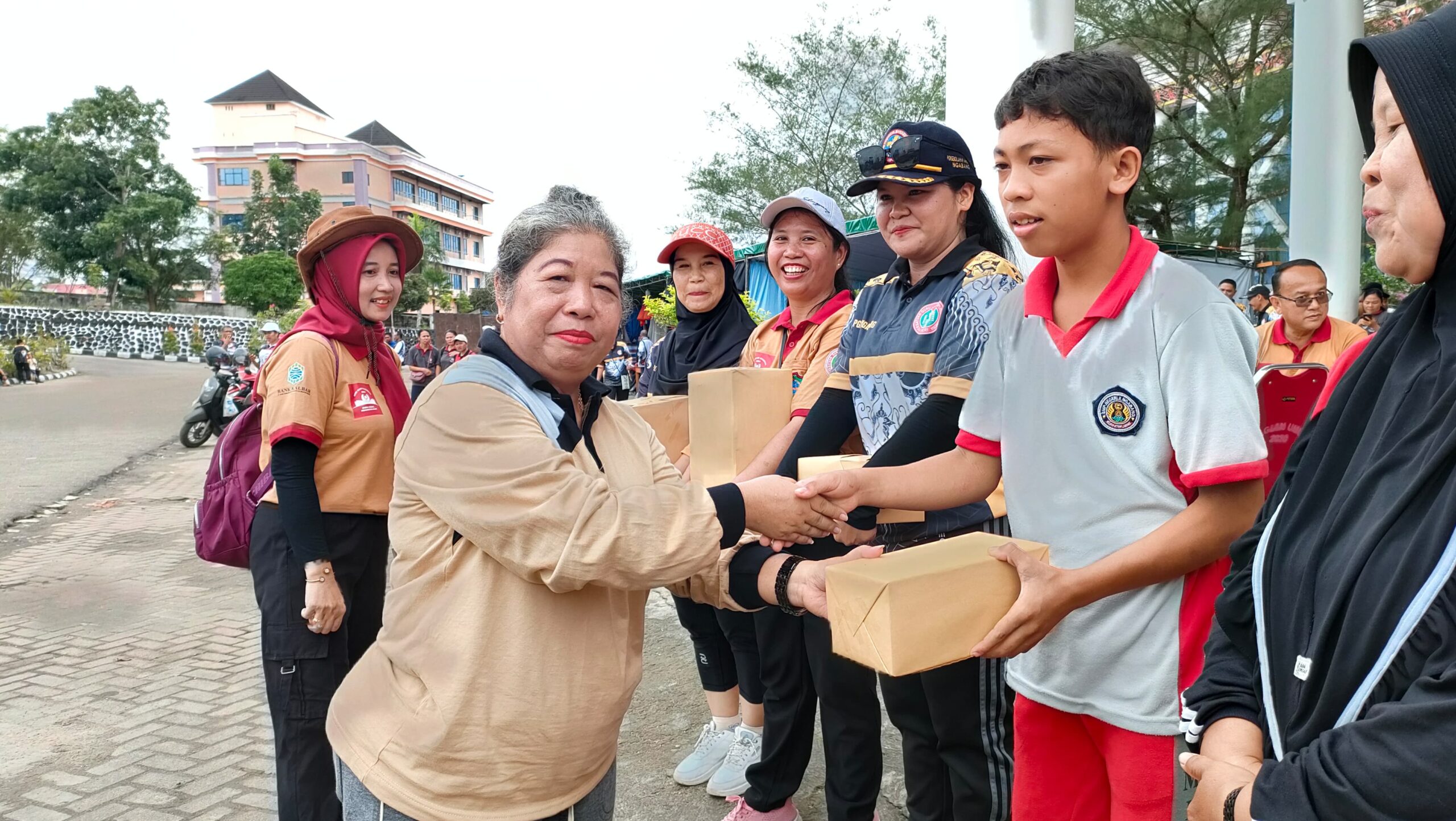 Meriahkan Hari Guru Nasional 2024, Pj. Sekda Landak buka kegiatan acara Gerak Jalan Sehat dan Senam Massal