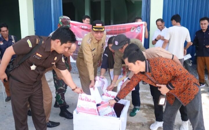 KPU Landak Musnakan 97 Lembar Surat Suara Rusak