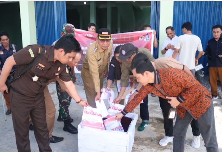 KPU Landak Musnakan 97 Lembar Surat Suara Rusak