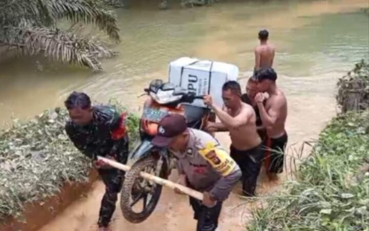 Kawal Kotak Suara, Personel TNI-Polri Berjuang Ditengah Banjir di Kecamatan Ledo