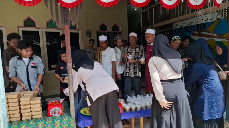 Kolaborasi Gerakan Sedekah Jum’at bersama Mahasiswa IAIN Palangka Raya, Bagikan Paket Makanan Gratis