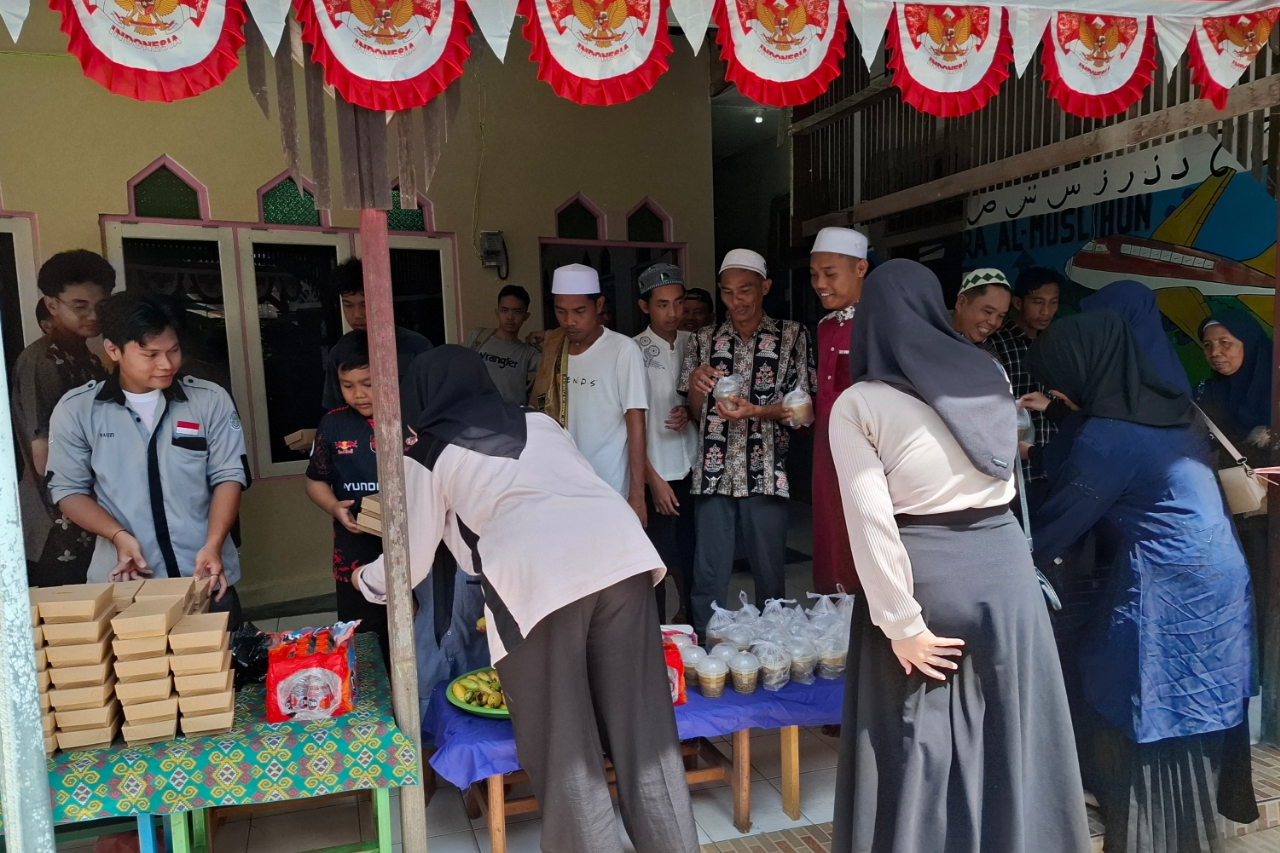 Kolaborasi Gerakan Sedekah Jum’at bersama Mahasiswa IAIN Palangka Raya, Bagikan Paket Makanan Gratis