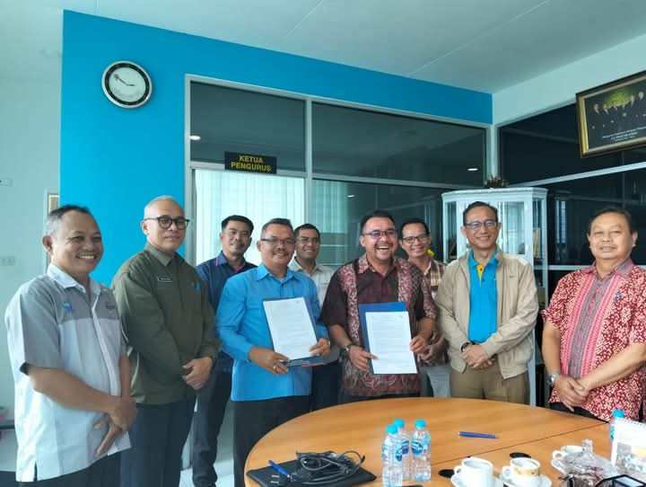 Penandatanganan MoU Pembayaran Rekening Air Antara Perumda Air Minum Tirta Bengkayang dan C.U Pancur Kasih 