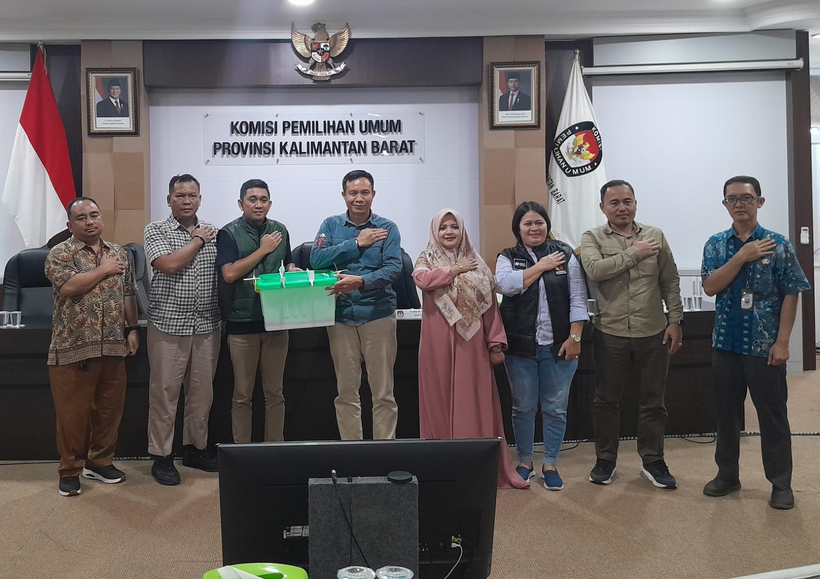 KPUD Bengkayang Sampaikan D Hasil Perhitungan Suara Pemilihan Calon Gubernur/Wakil Gubernur Kalimantan Barat Ke KPUD Provinsi