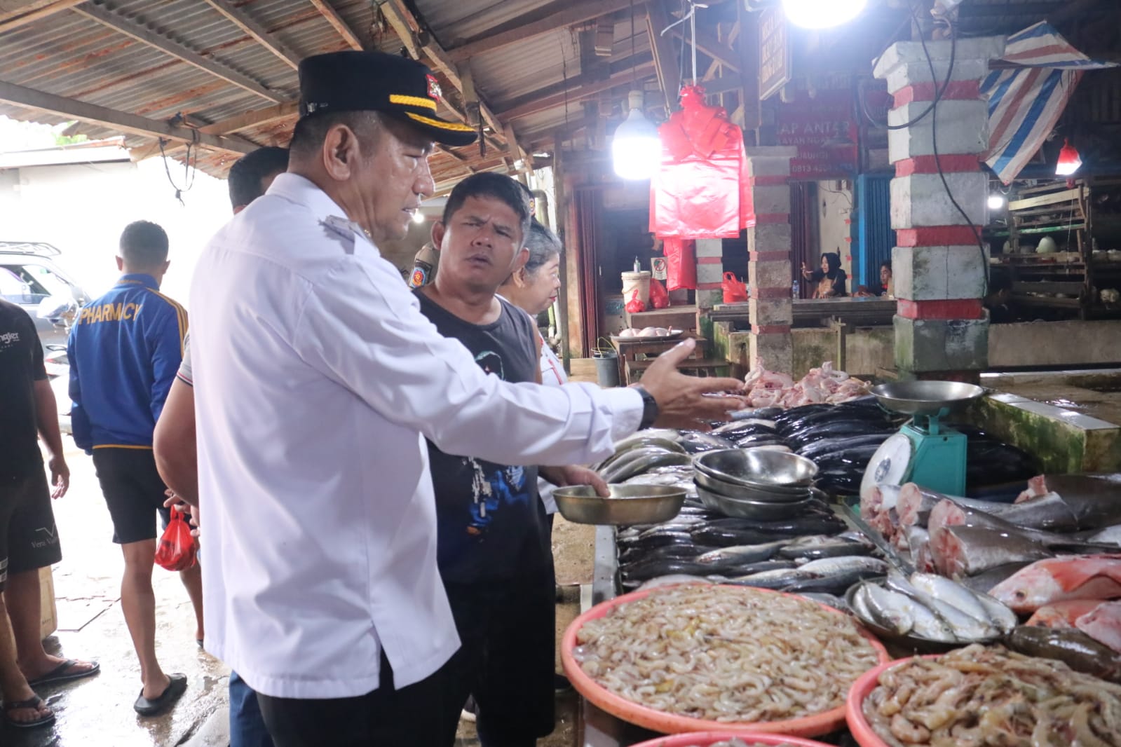 Gutmen Nainggolan Bersama Satgas Pangan Melaksanakan Sidak Sejumlah Kios di Pasar Rakyat Ngabang