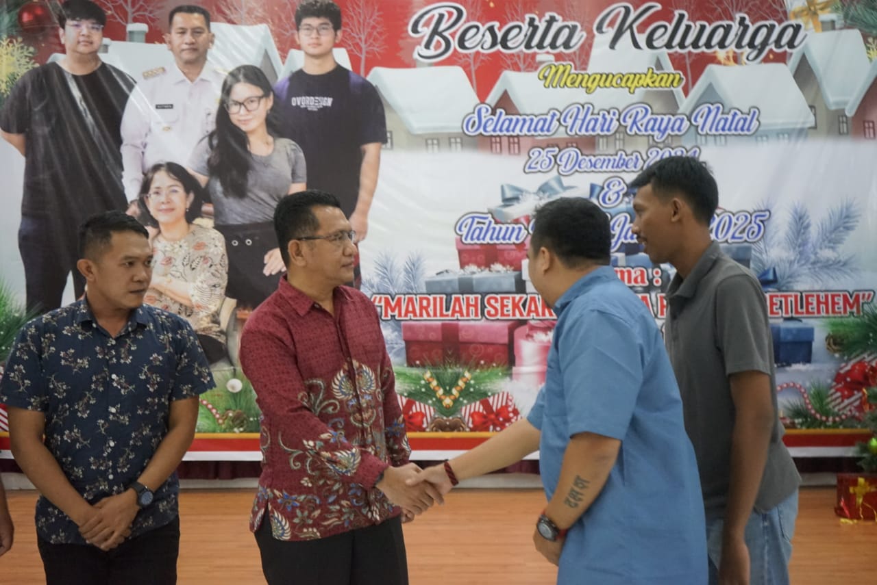 Gutmen Nainggolan Bersama Keluarga Mengadakan Acara Open House Natal