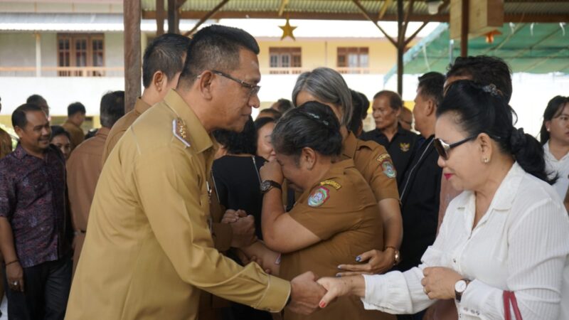 Gutmen Nainggolan Hadiri Misa Sekaligus Antar Dan Menghadiri Upacara Pemakaman Sekretaris BPRD Landak