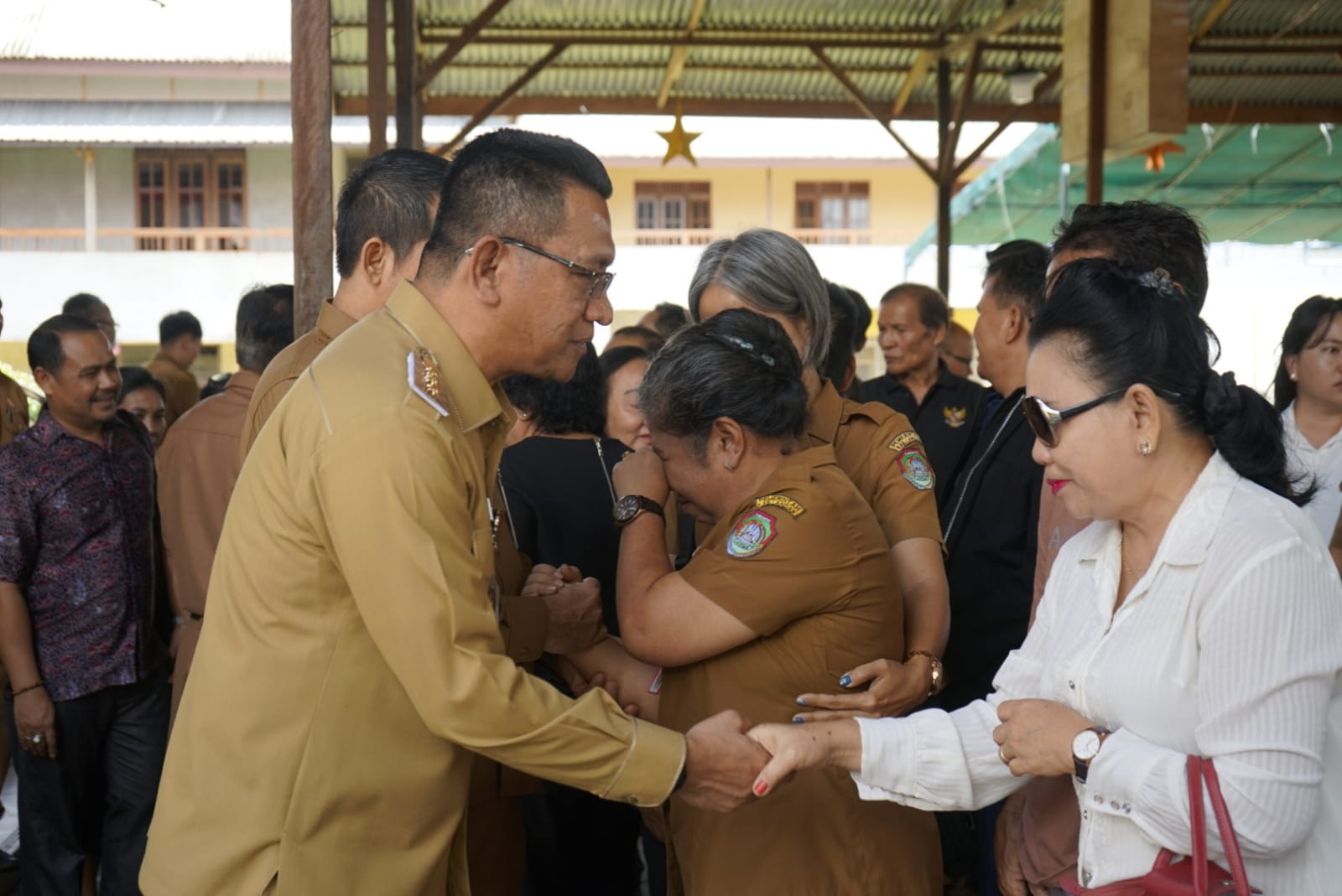 Gutmen Nainggolan Hadiri Misa Sekaligus Antar Dan Menghadiri Upacara Pemakaman Sekretaris BPRD Landak