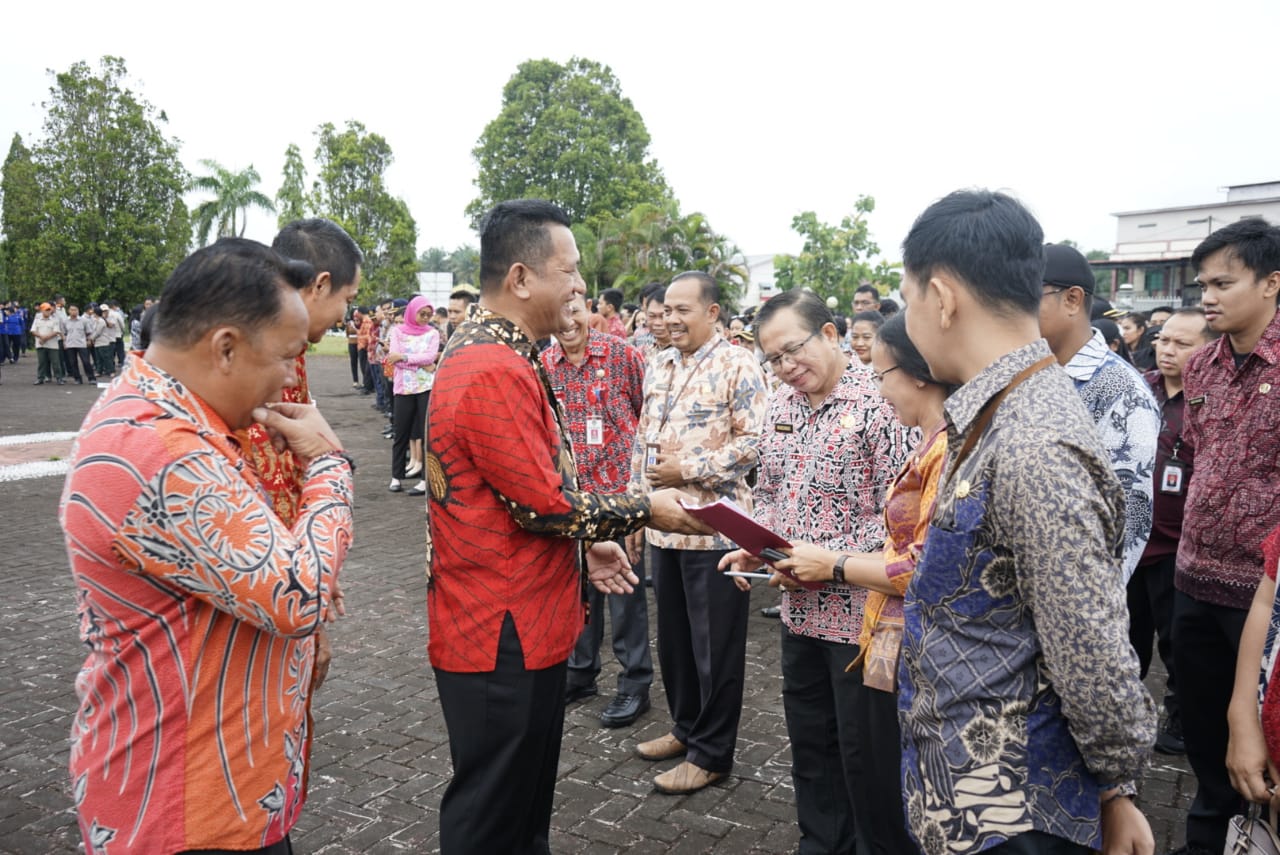 Pemerintah Kabupaten Landak Gelar Apel Pengecekan Kesiapan Pelaksanaan Tugas Aparatur Sipil Negara ( ASN ) di Lingkungan Pemerintah Kabupaten Landak Tahun 2025