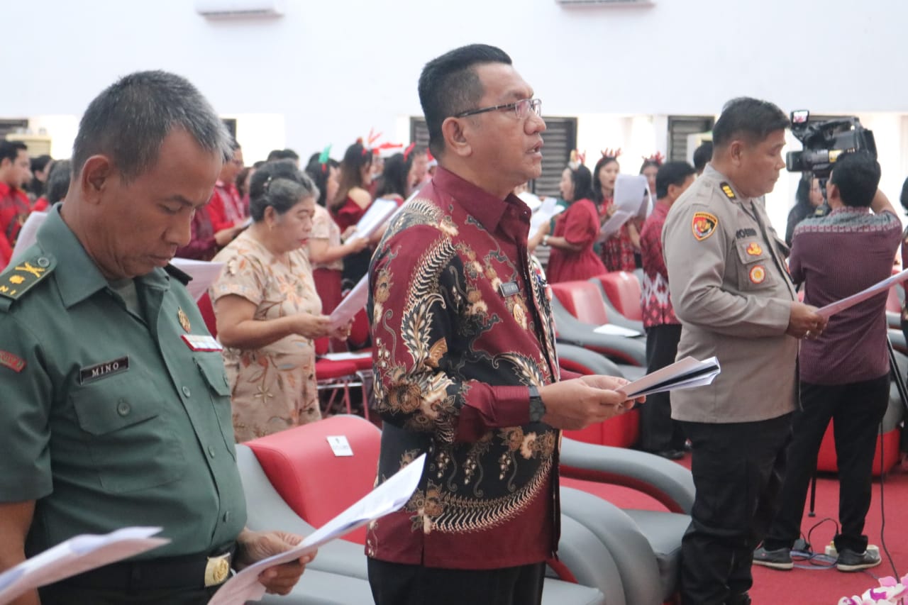 Pemerintah Kabupaten Landak Mengadakan Natal Oikumene Bersama Aparatur Sipil Negara Dan Pegawai Tidak Tetap Di Aula Kantor Bupati Landak