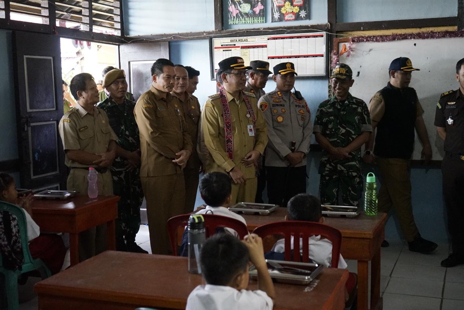 Gutmen Nainggolan Tinjau Lansung Uji Coba Program Makan Bergizi Gratis di SDN 09 Ngabang