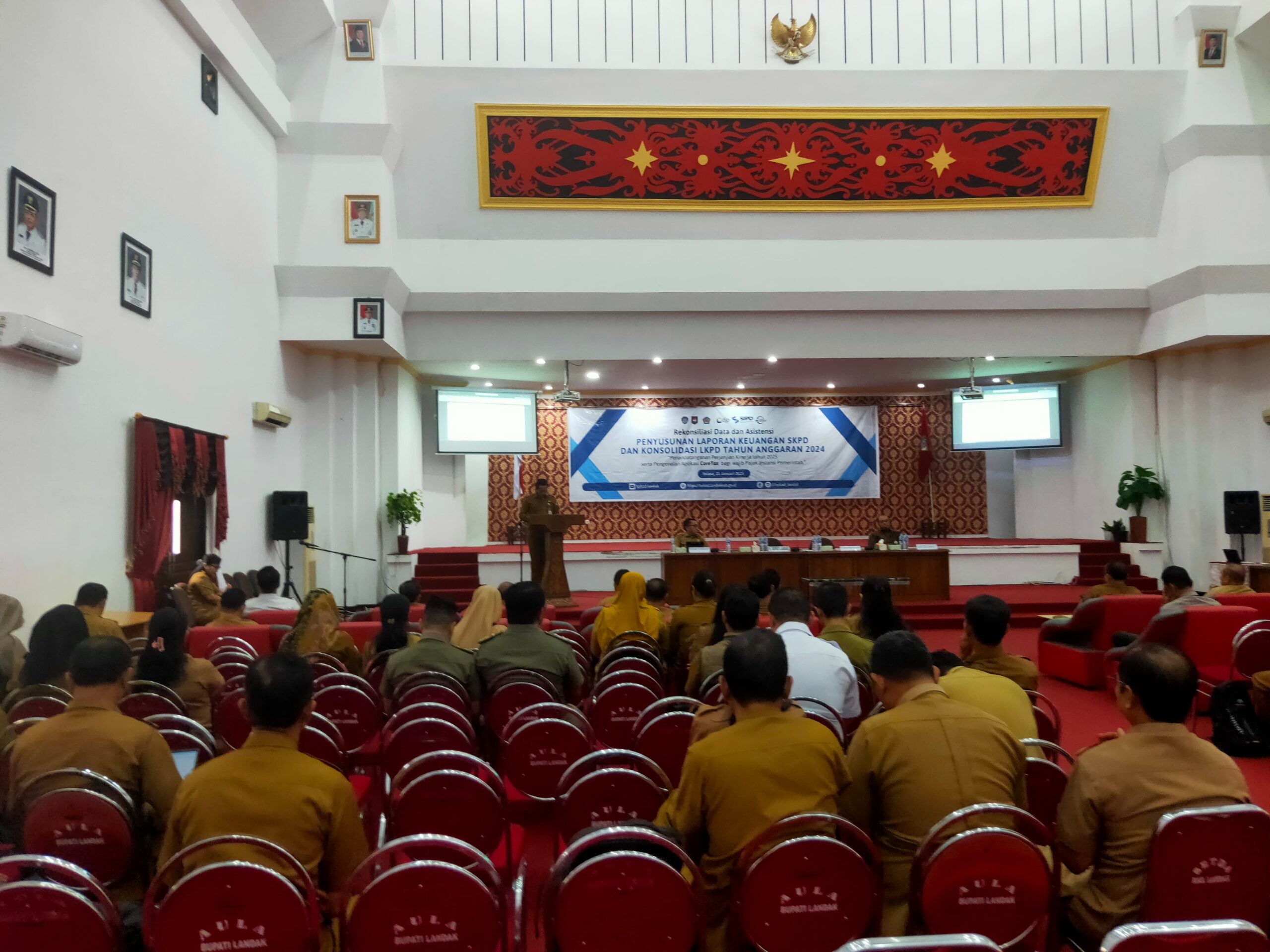 Pj. Sekda Landak Buka Rekonsiliasi Data dan Asistensi Penyusunan Laporan Keuangan SKPD dan Laporan Keuangan Konsolidasian Pemkab Landak Pengenalan Coretax serta Penandatangan Perjanjian Kinerja Tahun 2025 bagi Kepala OPD