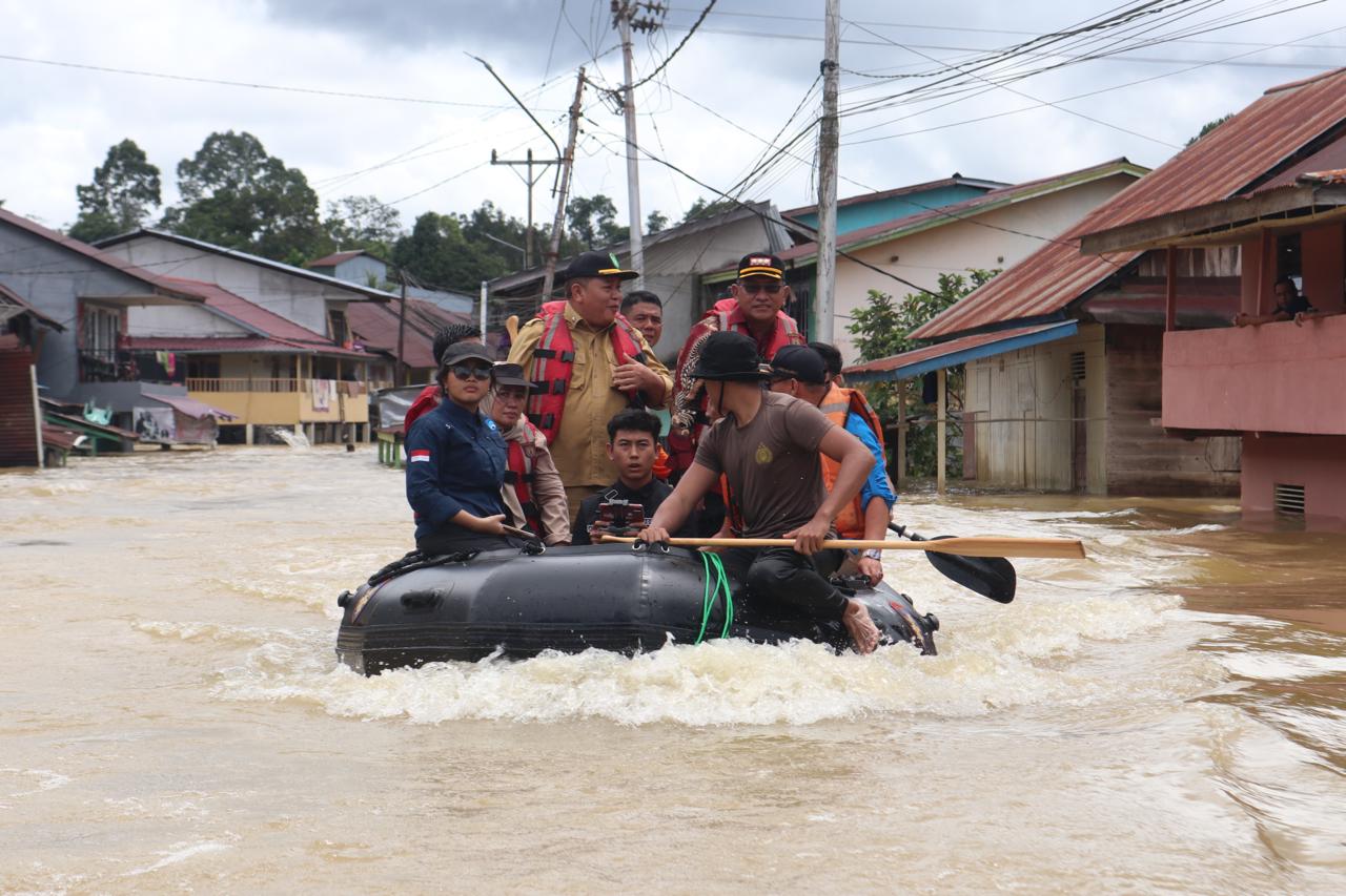 Gutmen Nainggolan Tinjau Langsung dan Serahkan Bantuan Pada Korban Terdampak Banjir