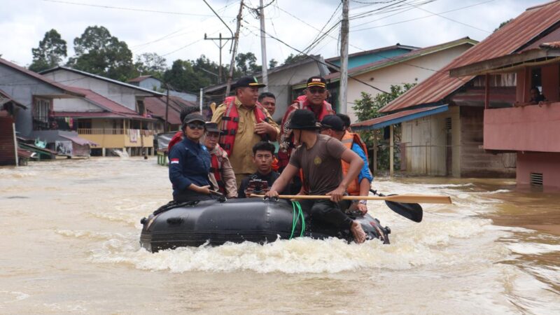 Gutmen Nainggolan Tinjau Langsung dan Serahkan Bantuan Pada Korban Terdampak Banjir