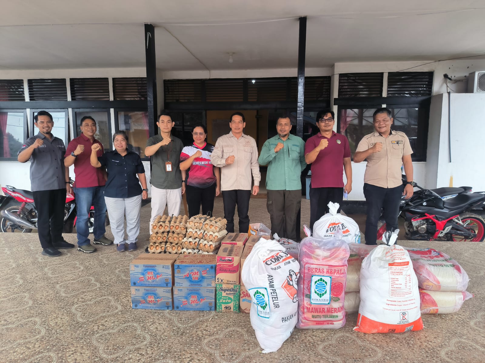 Pj. Sekda Landak Tinjau Sekaligus Serahkan Bantuan kepada Korban Terdampak Banjir di 3 Kecamatan
