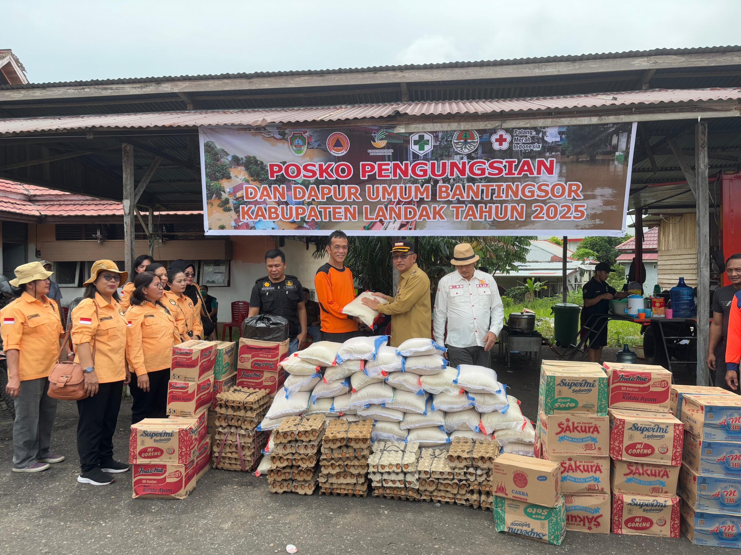 Pemkab Landak Serahkan Bantuan Kepada Warga Terdampak Banjir di Kecamatan Ngabang