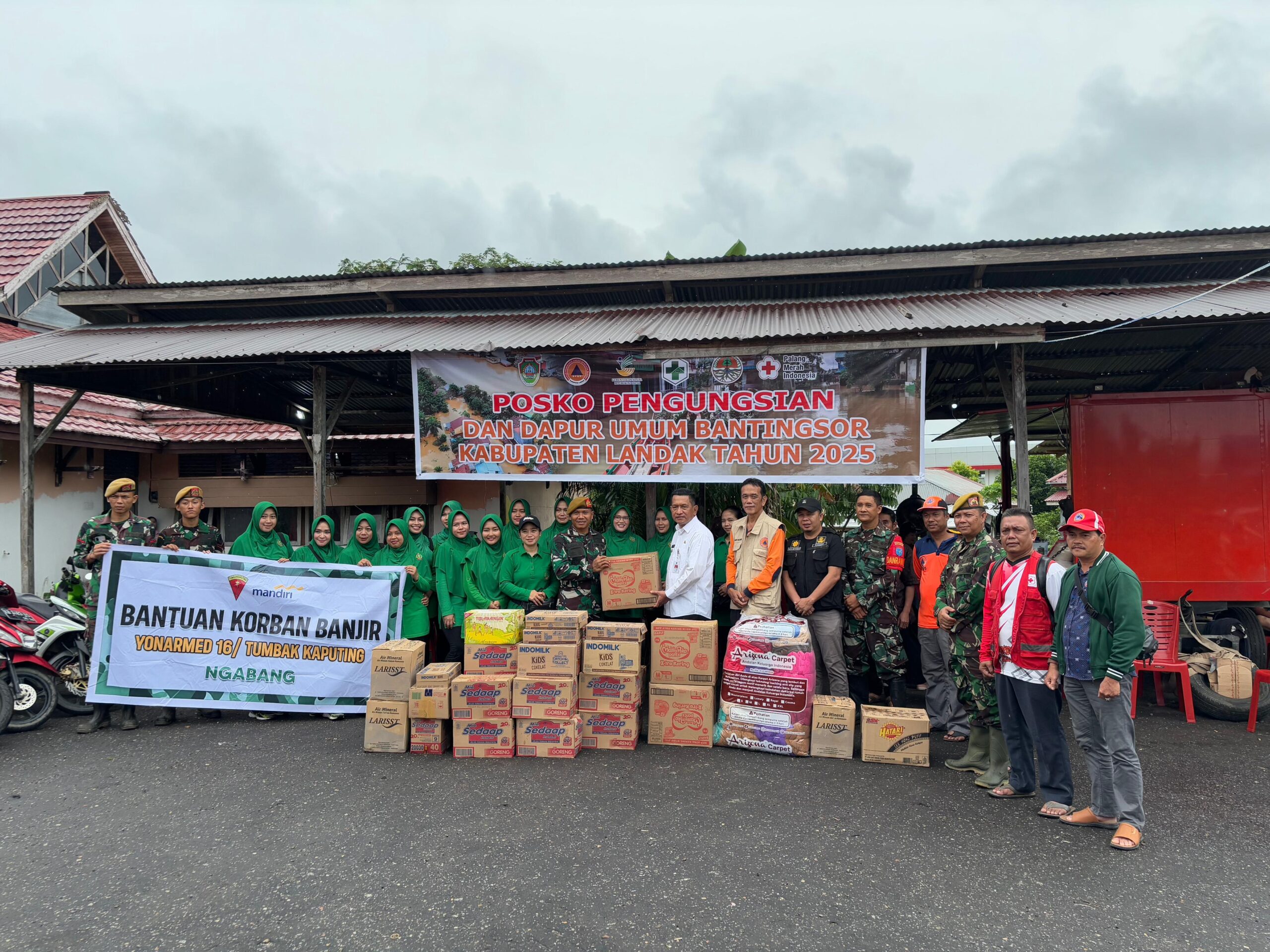 Pemkab Landak Terima Bantuan Dari Yonarmed/16 Tumbak Kaputing untuk Korban Terdampak Banjir