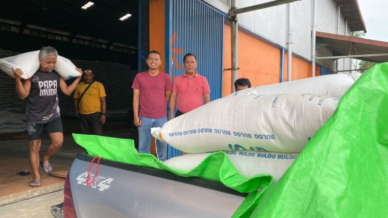 Diskominfo Landak_ Pemkab Landak Salurkan Bantuan Beras Kepada Warga Yang Terdampak Banjir