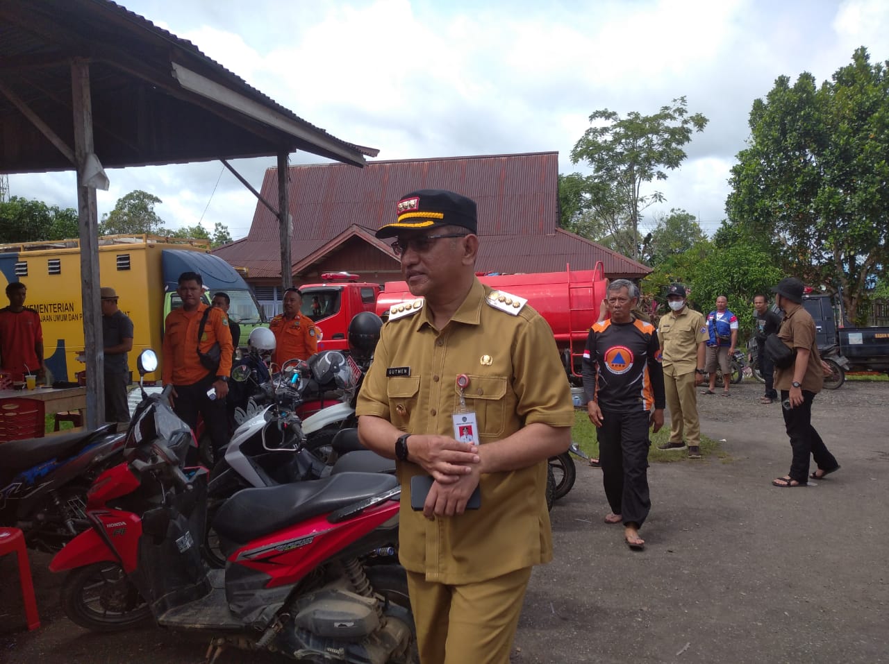 Gutmen Nainggolan Menyerahkan Bantuan Sembako Untuk Korban Banjir Di Dusun Nahaya