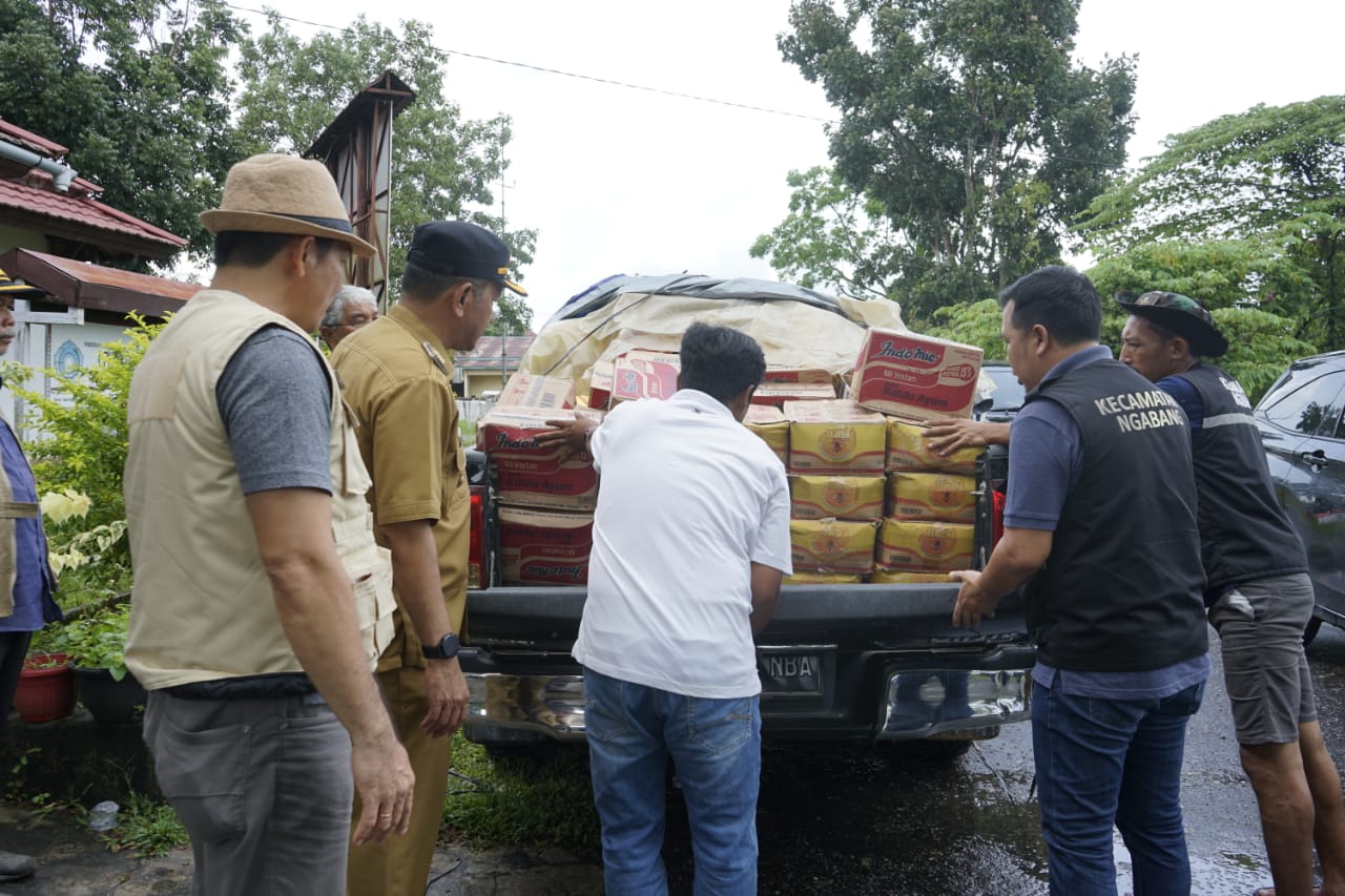 Pemkab Landak Terima Bantuan Sembako untuk Korban Banjir Kec. Ngabang dari PTPN IV Ngabang Regional V Kalimantan