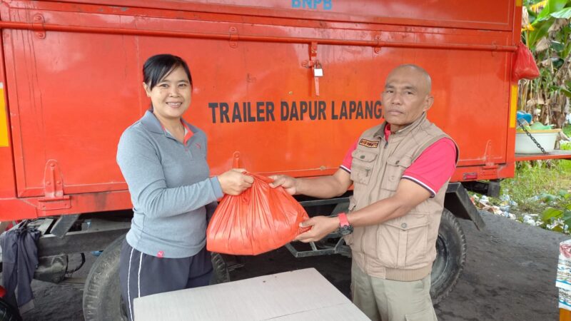 Diskominfo Landak berikan bantuan Ayam Potong ke Dapur Umum Posko Pengungsian