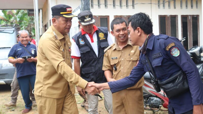 Pemerintah Kabupaten Landak Serahkan Bantuan untuk Korban Banjir di Desa Sebatih Kec. Sengah Temila