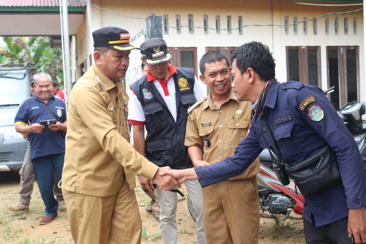 Pemerintah Kabupaten Landak Serahkan Bantuan untuk Korban Banjir di Desa Sebatih Kec. Sengah Temila