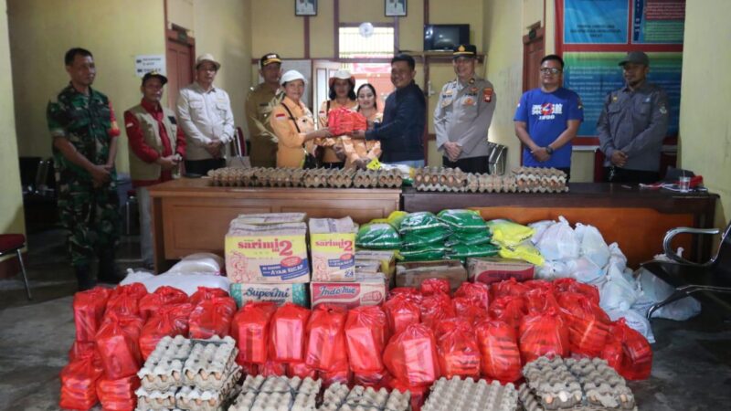 Pemkab Landak Serahkan Bantuan Sembako kepada Korban Terdampak Banjir di Desa Rantau Panjang Kec. Sebangki