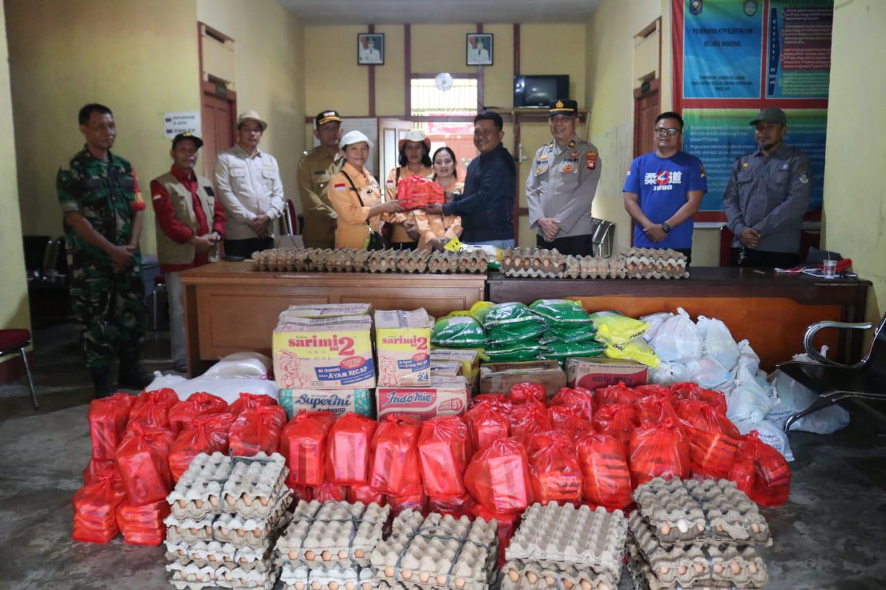 Pemkab Landak Serahkan Bantuan Sembako kepada Korban Terdampak Banjir di Desa Rantau Panjang Kec. Sebangki