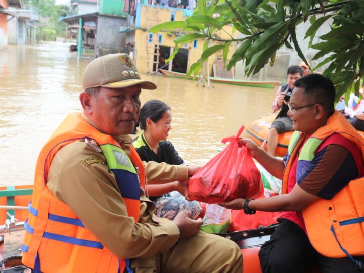 Pemkab Landak Bagikan Makanan Siap Saji bagi Masyarakat Terdampak Banjir di Dusun Tanjung Desa Hilir Kantor Kec. Ngabang