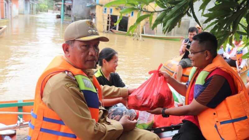 Pemkab Landak Bagikan Makanan Siap Saji bagi Masyarakat Terdampak Banjir di Dusun Tanjung Desa Hilir Kantor Kec. Ngabang