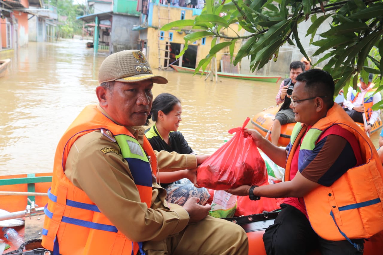 Pemkab Landak Bagikan Makanan Siap Saji bagi Masyarakat Terdampak Banjir di Dusun Tanjung Desa Hilir Kantor Kec. Ngabang