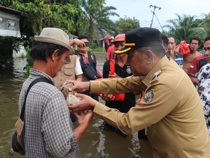 Pemkab Landak Serahkan Bantuan Sembako dan Bagikan Makanan Siap Saji untuk Korban Banjir di Desa Sepangah dan Desa Serimbu Kec. Air Besar