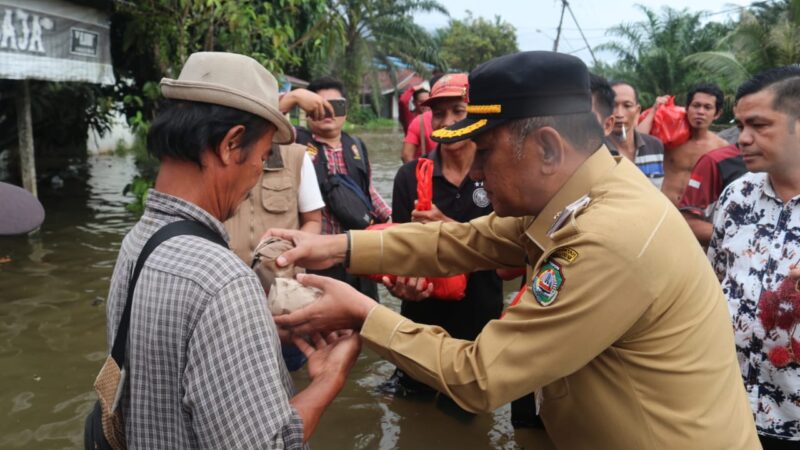 Pemkab Landak Serahkan Bantuan Sembako dan Bagikan Makanan Siap Saji untuk Korban Banjir di Desa Sepangah dan Desa Serimbu Kec. Air Besar