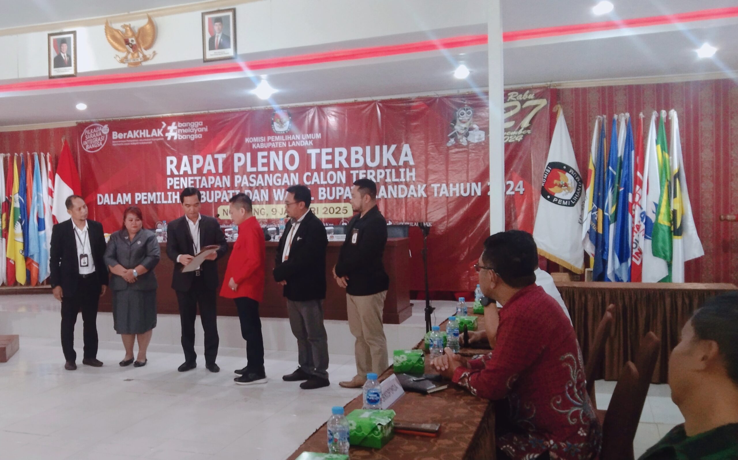 Rapat Pleno Terbuka Penetapan Pasangan Calon Terpilih KPU Landak Resmi Tetapkan Karolin-Erani Sebagai Bupati dan Wakil Bupati Landak 2025-2030